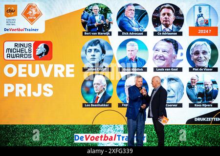 ARNHEM - Guus Hiddink et Evert TEN Napel lors de la remise du Prix Rinus Michels Euvre au Congrès national des entraîneurs de football à Papendal. Le prix est remis chaque année au meilleur entraîneur de l'Eredivisie. ANP ROB ENGELAAR Banque D'Images