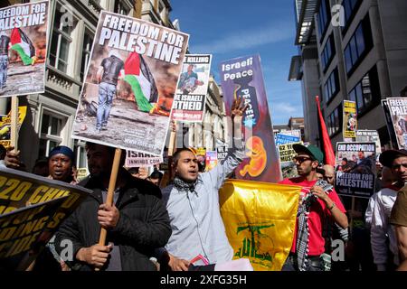 Londres, Royaume-Uni. 3 juin 2010. Londres, Royaume-Uni. 03 juin 2010. Un drapeau du Hezbollah est hissé lors d'une manifestation pro-palestinienne dans le centre de Londres le 3 juin 2010, au moment où le Royaume-Uni a reconnu l'appareil politique du Hezbollah comme un acteur non étatique légitime. Pourtant, en mars 2019, le Royaume-Uni a désigné le Hezbollah dans son intégralité (pas seulement son aile militaire, mais aussi son appareil politique) comme une organisation terroriste, et soutenir le Hezbollah est devenu un délit. Le Hezbollah, qui signifie ''Parti de Dieu'' en arabe, est un parti politique islamique chiite et un groupe militant basé au Liban (Credit Banque D'Images