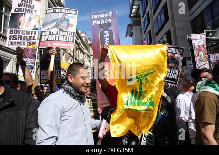 Londres, Royaume-Uni. 3 juin 2010. Londres, Royaume-Uni. 03 juin 2010. Un drapeau du Hezbollah est hissé lors d'une manifestation pro-palestinienne dans le centre de Londres le 3 juin 2010, au moment où le Royaume-Uni a reconnu l'appareil politique du Hezbollah comme un acteur non étatique légitime. Pourtant, en mars 2019, le Royaume-Uni a désigné le Hezbollah dans son intégralité (pas seulement son aile militaire, mais aussi son appareil politique) comme une organisation terroriste, et soutenir le Hezbollah est devenu un délit. Le Hezbollah, qui signifie ''Parti de Dieu'' en arabe, est un parti politique islamique chiite et un groupe militant basé au Liban (Credit Banque D'Images