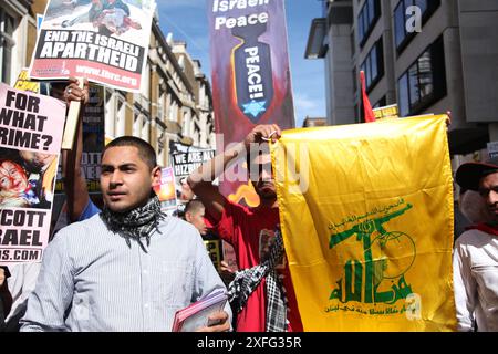 Londres, Royaume-Uni. 3 juin 2010. Londres, Royaume-Uni. 03 juin 2010. Un drapeau du Hezbollah est hissé lors d'une manifestation pro-palestinienne dans le centre de Londres le 3 juin 2010, au moment où le Royaume-Uni a reconnu l'appareil politique du Hezbollah comme un acteur non étatique légitime. Pourtant, en mars 2019, le Royaume-Uni a désigné le Hezbollah dans son intégralité (pas seulement son aile militaire, mais aussi son appareil politique) comme une organisation terroriste, et soutenir le Hezbollah est devenu un délit. Le Hezbollah, qui signifie ''Parti de Dieu'' en arabe, est un parti politique islamique chiite et un groupe militant basé au Liban (Credit Banque D'Images