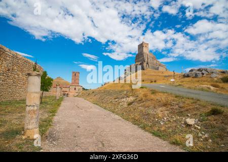 Eglise et château de Santa Maria del Rey. Atienza, province de Guadalajara, Castilla la Mancha, Espagne. Banque D'Images