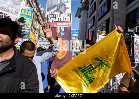 Londres, Royaume-Uni. 3 juin 2010. Londres, Royaume-Uni. 03 juin 2010. Un drapeau du Hezbollah est hissé lors d'une manifestation pro-palestinienne dans le centre de Londres le 3 juin 2010, au moment où le Royaume-Uni a reconnu l'appareil politique du Hezbollah comme un acteur non étatique légitime. Pourtant, en mars 2019, le Royaume-Uni a désigné le Hezbollah dans son intégralité (pas seulement son aile militaire, mais aussi son appareil politique) comme une organisation terroriste, et soutenir le Hezbollah est devenu un délit. Le Hezbollah, qui signifie ''Parti de Dieu'' en arabe, est un parti politique islamique chiite et un groupe militant basé au Liban (Credit Banque D'Images