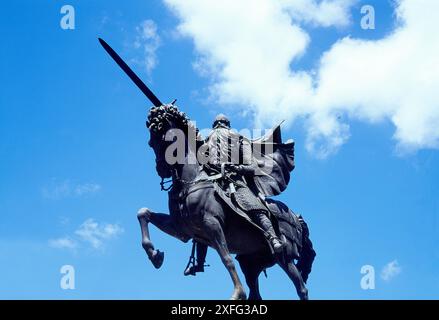 La statue équestre du Cid contre le ciel bleu. Burgos, Espagne. Banque D'Images