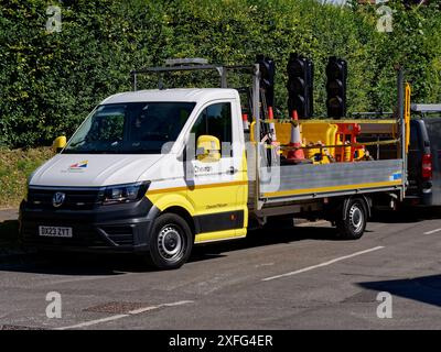 Camion utilitaire Chevron Traffic Management avec feux de circulation temporaires sur la plate-forme du camion à East Hendred, Wantage, Oxfordshire, Angleterre Banque D'Images