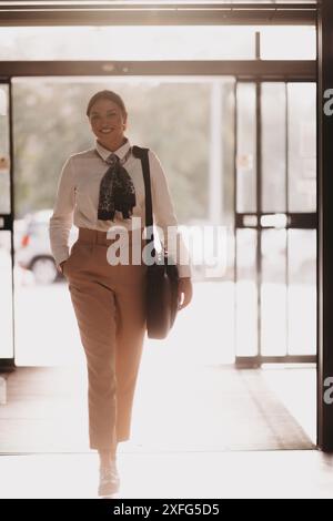 Empowered Latina Business Woman progresse en toute confiance dans le bureau moderne. Banque D'Images