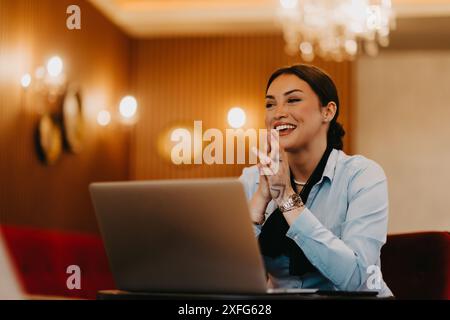 Radiant Latina femme d'affaires dirige avec confiance la réunion d'affaires autour d'un café. Banque D'Images