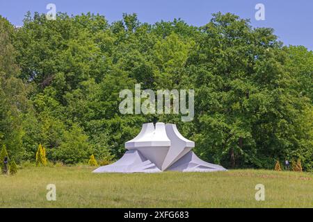 Kragujevac, Serbie - 26 mai 2022 : White Stone Bud Crystal Flower Monument Landmark par l'architecte Nebojsa Delja au Memorial Park Complex. Banque D'Images