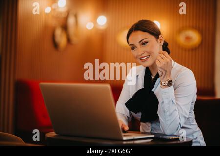 Radiant Latina femme d'affaires dirige avec confiance la réunion d'affaires autour d'un café. Banque D'Images