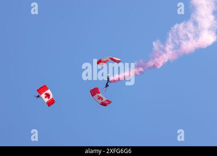 Ottawa, Ontario, Canada, 1er juillet 2024 : équipe de parachutistes Skyhawk pendant le salon de l'aéronautique de la fête du Canada Banque D'Images