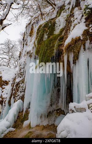 Cascade de glace, mousse, Schleierfälle, rivière Ammer, Bavière, Ammergau Alpes, glaçons, eau, réserve naturelle, papier peint, hiver, neige, gelé, froid, pittoresque Banque D'Images