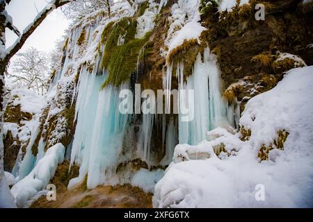 Cascade de glace, mousse, Schleierfälle, rivière Ammer, Bavière, Ammergau Alpes, glaçons, eau, réserve naturelle, papier peint, hiver, neige, gelé, froid, pittoresque Banque D'Images