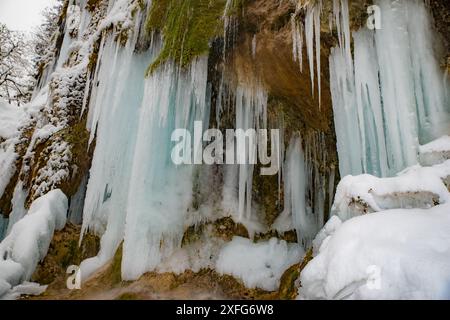 Cascade de glace, mousse, Schleierfälle, rivière Ammer, Bavière, Ammergau Alpes, glaçons, eau, réserve naturelle, papier peint, hiver, neige, gelé, froid, pittoresque Banque D'Images