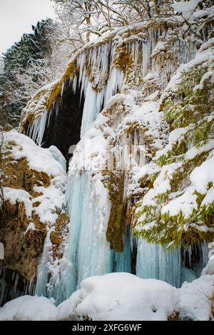 Cascade de glace, mousse, Schleierfälle, rivière Ammer, Bavière, Ammergau Alpes, glaçons, eau, réserve naturelle, papier peint, hiver, neige, gelé, froid, pittoresque Banque D'Images
