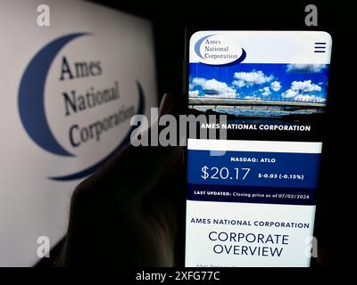 Personne tenant smartphone avec le site Web de la société de services financiers américaine Ames National Corporation avec logo. Concentrez-vous sur le centre de l'écran du téléphone. Banque D'Images