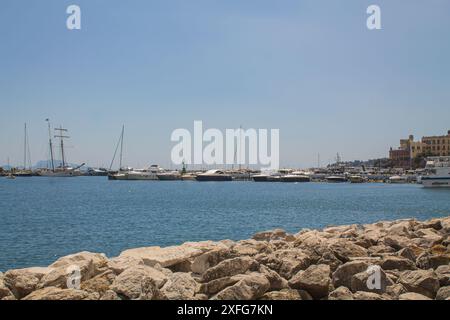 Yachts dans la mer sur le rivage. Bateaux flottant dans le golfe de Naples, au sud de l'Italie. Vacances italiennes, beaux endroits touristiques Banque D'Images