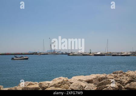 Yachts dans la mer sur le rivage. Bateaux flottant dans le golfe de Naples, au sud de l'Italie. Vacances italiennes, beaux endroits touristiques Banque D'Images