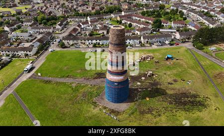 Craigyhill Bonfire à Larne, Co. Antrim qui est estimé à 200 pieds ou 60 mètres de haut. Date de la photo : mercredi 3 juillet 2024. L'incendie des feux de joie loyalistes fait partie des traditionnelles douzième commémorations marquant l'anniversaire de la victoire du roi protestant William sur le roi catholique James à la bataille de la Boyne en 1690. Banque D'Images