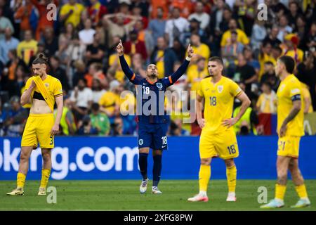 Munich, Allemagne. 2 juillet 2024. Donyell Malen, des pays-Bas, célèbre après avoir marqué un but alors que Radu Dragusin, Razvan Marin et Nicolae Stanciu, de Roumanie, semblent déçus lors de la manche de L'UEFA EURO 2024 du 16e match de football entre la Roumanie et les pays-Bas. Crédit : Nicolò Campo/Alamy Live News Banque D'Images