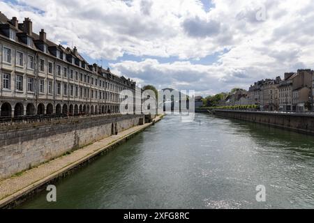 Besançon centre-ville avec remparts de la ville sur le Doubs Banque D'Images