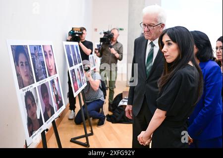 Stuttgart, Allemagne. 03 juillet 2024. Nadia Murad, lauréate du prix Nobel de la paix (gauche-droite), est aux côtés de Winfried Kretschmann (Alliance 90/les Verts), ministre-présidente du Bade-Württemberg, lors d'un événement commémoratif lors d'une exposition présentant des photos de victimes de l'État islamique. L’événement se déroule dans le cadre de la commémoration décennale du génocide commis par le soi-disant État islamique (EI) contre les Yézidis. Crédit : Bernd Weißbrod/dpa/Alamy Live News Banque D'Images