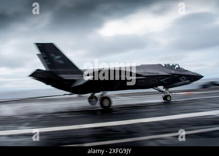 Un F-35C Lightning II, attaché au Strike Fighter Squadron (VFA) 147, atterrit sur le pont d'envol du porte-avions de classe Nimitz USS George Washington Banque D'Images