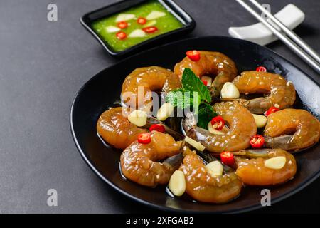 Crevettes marinées en sauce soja, piment et ail sur fond de pierre, cuisine japonaise et coréenne Banque D'Images