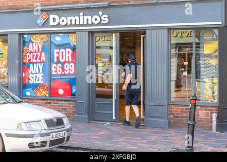 Domino's pizzeria front sur une grande rue britannique. Banque D'Images