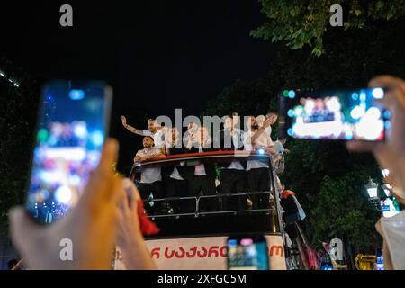 Tbilissi, Géorgie. 03 juillet 2024. Les fans prennent des photos de l'équipe nationale de football géorgienne à l'approche de Liberty Square dans un bus à toit ouvert. L'équipe géorgienne de football a fait une tournée à Tbilissi pour célébrer une place historique dans l'UEFA Champions League après avoir gagné contre le Portugal en phase de groupes mais perdu contre l'Espagne en qualifications. Crédit : SOPA images Limited/Alamy Live News Banque D'Images
