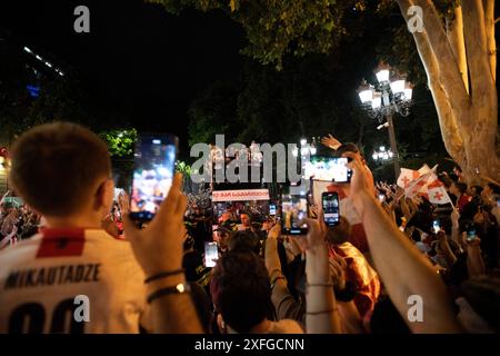 Tbilissi, Géorgie. 03 juillet 2024. Les fans encouragent et prennent des photos de l'équipe nationale de football géorgienne à l'approche de Liberty Square dans un bus à toit ouvert. L'équipe géorgienne de football a fait une tournée à Tbilissi pour célébrer une place historique dans l'UEFA Champions League après avoir gagné contre le Portugal en phase de groupes mais perdu contre l'Espagne en qualifications. (Photo de Jay Kogler/SOPA images/SIPA USA) crédit : SIPA USA/Alamy Live News Banque D'Images