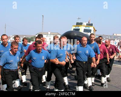 Tour du monde le bateau à moteur Spirit of Cardiff est remorqué dans les rues de Southsea par l'équipage de tir de Portsmouth, célèbre dans le monde entier, le 9 août 2003 Banque D'Images