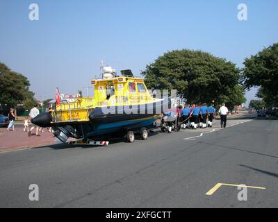 Tour du monde le bateau à moteur Spirit of Cardiff est remorqué dans les rues de Southsea par l'équipage de tir de Portsmouth, célèbre dans le monde entier, le 9 août 2003 Banque D'Images