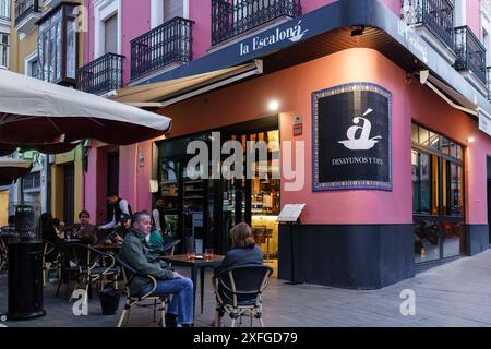 Séville, Espagne. Le 4 février 2024 - les gens apprécient un verre au restaurant la Escalona Banque D'Images