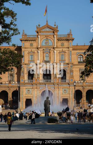 Séville, Espagne. 7 février 2024 - Fontaine devant le bâtiment historique de la Plaza de Espana Banque D'Images