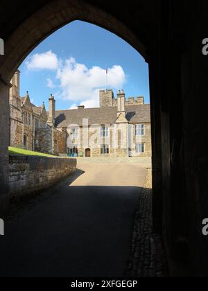 Entrée dans la cour principale du château de Rockingham, Corby, Angleterre, un ancien château royal construit par le roi Guillaume Ier, le Conquérant. Banque D'Images