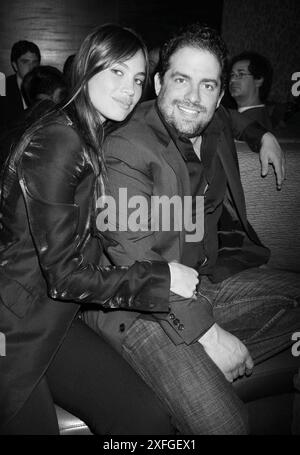 Brett Ratner et sa petite amie, le mannequin Alina Puscau, assistent à la réception cocktail de la 20th Century Fox Television au Taj à New York le 17 mai 2006. Crédit photo : Henry McGee/MediaPunch Banque D'Images