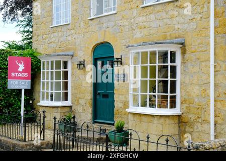 Maison de campagne en pierre détachée à vendre - John Gollop Banque D'Images