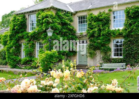 Vue extérieure d'une grande maison de campagne dans le village de Netherbury, Dorset, Royaume-Uni - John Gollop Banque D'Images