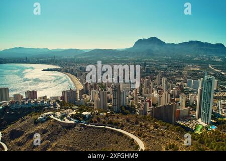 Superbe drone aérien point de vue sur le paysage urbain espagnol de Benidorm Resort, situé à Alicante sur la Costa Blanca en Espagne. Gratte-ciel côtiers modernes Banque D'Images