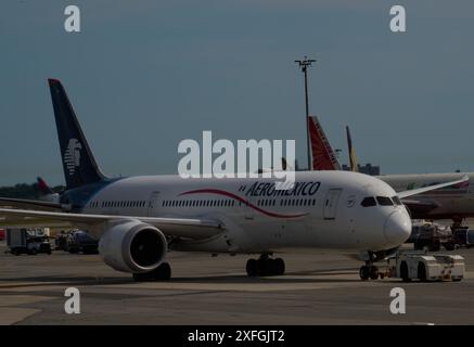 New York, New York, États-Unis. 2 juillet 2024. Aeromexico Boeing 787 Dreamliner jet sur le tarmac de l'aéroport JFK. (Crédit image : © Edna Leshowitz/ZUMA Press Wire) USAGE ÉDITORIAL SEULEMENT! Non destiné à UN USAGE commercial ! Banque D'Images