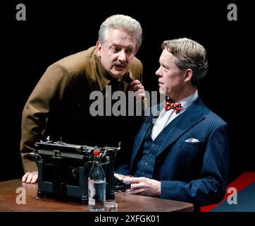 de gauche à droite : Simon Russell Beale (Joseph Staline), Alex Jennings (Mikhail Boulgakov) dans COLLABORATEURS de John Hodge au Cottesloe Theatre, National Theatre (NT), Londres SE1 01/11/2011 design : Bob Crowley éclairage : John Clark réalisateur : Nicholas Hytner Banque D'Images