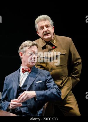 de gauche à droite : Alex Jennings (Mikhail Boulgakov), Simon Russell Beale (Joseph Staline) dans COLLABORATEURS de John Hodge au Cottesloe Theatre, National Theatre (NT), Londres SE1 01/11/2011 design : Bob Crowley éclairage : John Clark réalisateur : Nicholas Hytner Banque D'Images