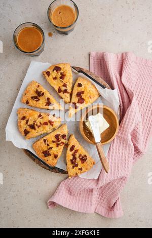 Scones anglais. Scones fraîchement cuits avec des saupoudres de cheddar et de parmesan pour le petit déjeuner. Vue de dessus. Banque D'Images