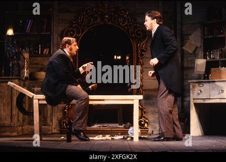 de gauche à droite : Simon Russell Beale (Mr Hyde), Roger Allam (Dr Henry Jekyll) dans L'ÉTRANGE CAS DE DR JEKYLL ET MR HYDE par Robert Louis Stevenson à la Royal Shakespeare Company (RSC), Barbican Theatre, Barbican Centre, Londres EC2 27/11/1991 dans une nouvelle version de David Edgar décor : Carl Toms costumes: Johan Engels éclairage : David Hersey réalisateur : Peter Wood Banque D'Images