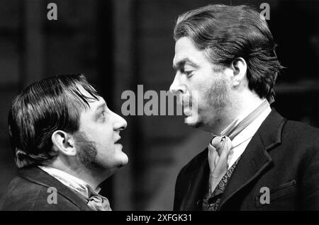 de gauche à droite : Simon Russell Beale (Mr Hyde), Roger Allam (Dr Henry Jekyll) dans L'ÉTRANGE CAS DE DR JEKYLL ET MR HYDE par Robert Louis Stevenson à la Royal Shakespeare Company (RSC), Barbican Theatre, Barbican Centre, Londres EC2 27/11/1991 dans une nouvelle version de David Edgar décor : Carl Toms costumes: Johan Engels éclairage : David Hersey réalisateur : Peter Wood Banque D'Images