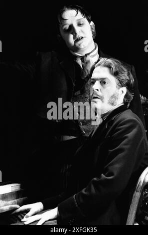 Simon Russell Beale (M. Hyde - arrière), Roger Allam (Dr Henry Jekyll) dans L'ÉTRANGE CAS DE M. JEKYLL ET M. HYDE par Robert Louis Stevenson à la Royal Shakespeare Company (RSC), Barbican Theatre, Barbican Centre, Londres EC2 27/11/1991 dans une nouvelle version de David Edgar scénographie: Carl Toms costumes : Johan Engels éclairage : David Hersey réalisateur : Peter Wood Banque D'Images