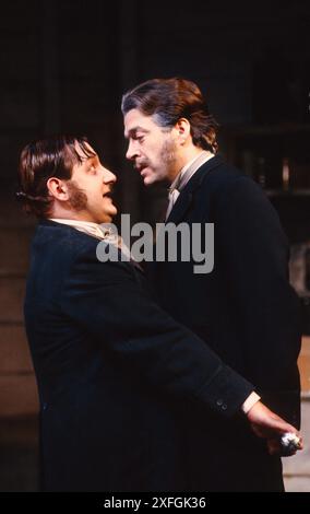 de gauche à droite : Simon Russell Beale (Mr Hyde), Roger Allam (Dr Henry Jekyll) dans L'ÉTRANGE CAS DE DR JEKYLL ET MR HYDE par Robert Louis Stevenson à la Royal Shakespeare Company (RSC), Barbican Theatre, Barbican Centre, Londres EC2 27/11/1991 dans une nouvelle version de David Edgar décor : Carl Toms costumes: Johan Engels éclairage : David Hersey réalisateur : Peter Wood Banque D'Images