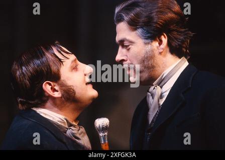 de gauche à droite : Simon Russell Beale (Mr Hyde), Roger Allam (Dr Henry Jekyll) dans L'ÉTRANGE CAS DE DR JEKYLL ET MR HYDE par Robert Louis Stevenson à la Royal Shakespeare Company (RSC), Barbican Theatre, Barbican Centre, Londres EC2 27/11/1991 dans une nouvelle version de David Edgar décor : Carl Toms costumes: Johan Engels éclairage : David Hersey réalisateur : Peter Wood Banque D'Images