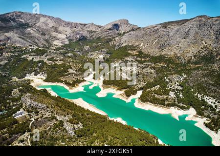 Vue aérienne réservoir de Guadalest (Embalse de Guadalest) eau turquoise et montagnes entourées. Lieux touristiques célèbres et monuments. Espagne Banque D'Images