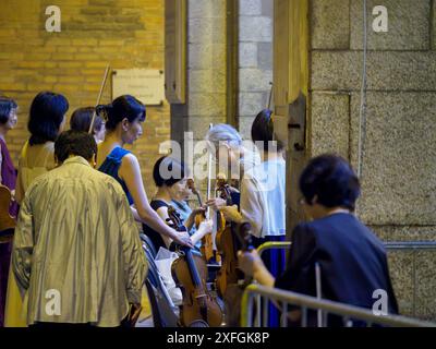 Cremona, Italie - 28 juin 2024 Cremona Summer Festival ensemble Miyaji, musiciens rassemblent et accordent leurs violons, se préparant à un m classique Banque D'Images