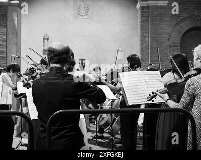 Cremona, Italie - 28 juin 2024 Cremona Summer Festival ensemble Miyaji, musiciens de l'orchestre jouant avec des violons et des violas dans un classique Banque D'Images